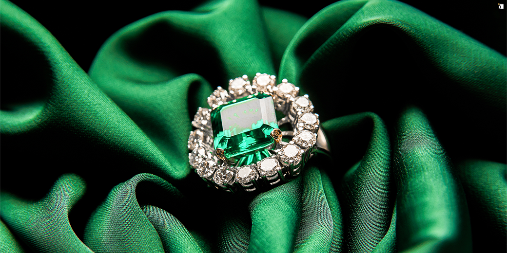 Image Showacsing Luxury Emerald Ring with Diamonds