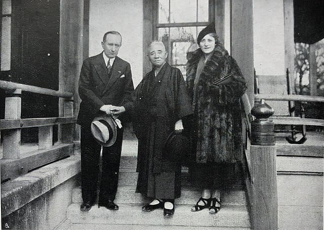 Photo of Kokichi Mikimoto at Paris' World Fair shaking hands with hosts