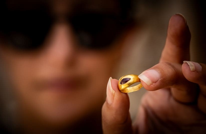 Image showcasing 2,300 year old gold ring found in the City of David.